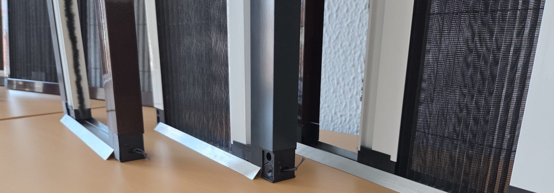 Amostras de perfis de alumínio nas cores de stock: branco, antracite e castanho